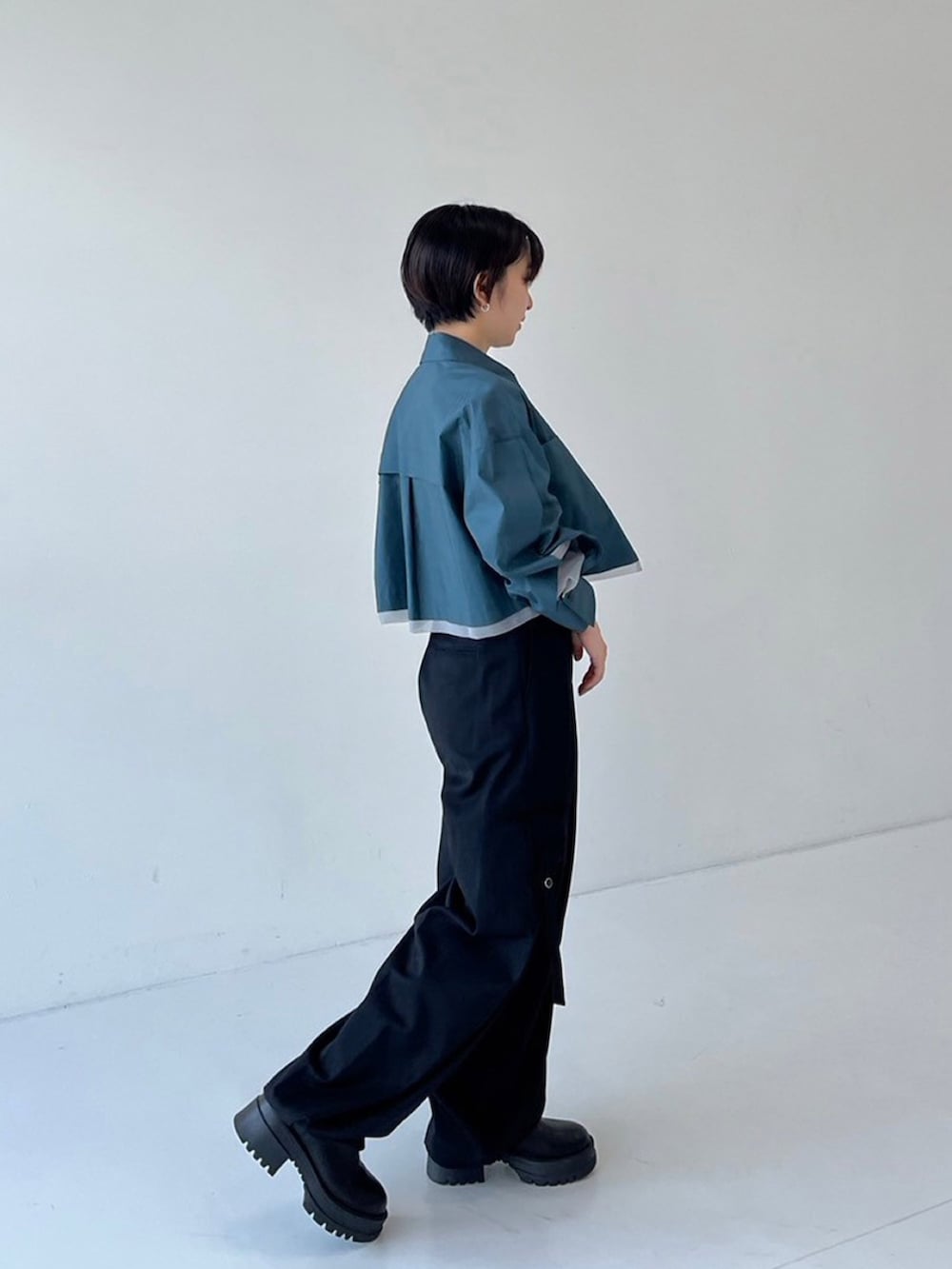 ブラック系のその他パンツ、グリーン系のシャツ/ブラウスを着用したレディースの秋コーディネートの2枚目の写真