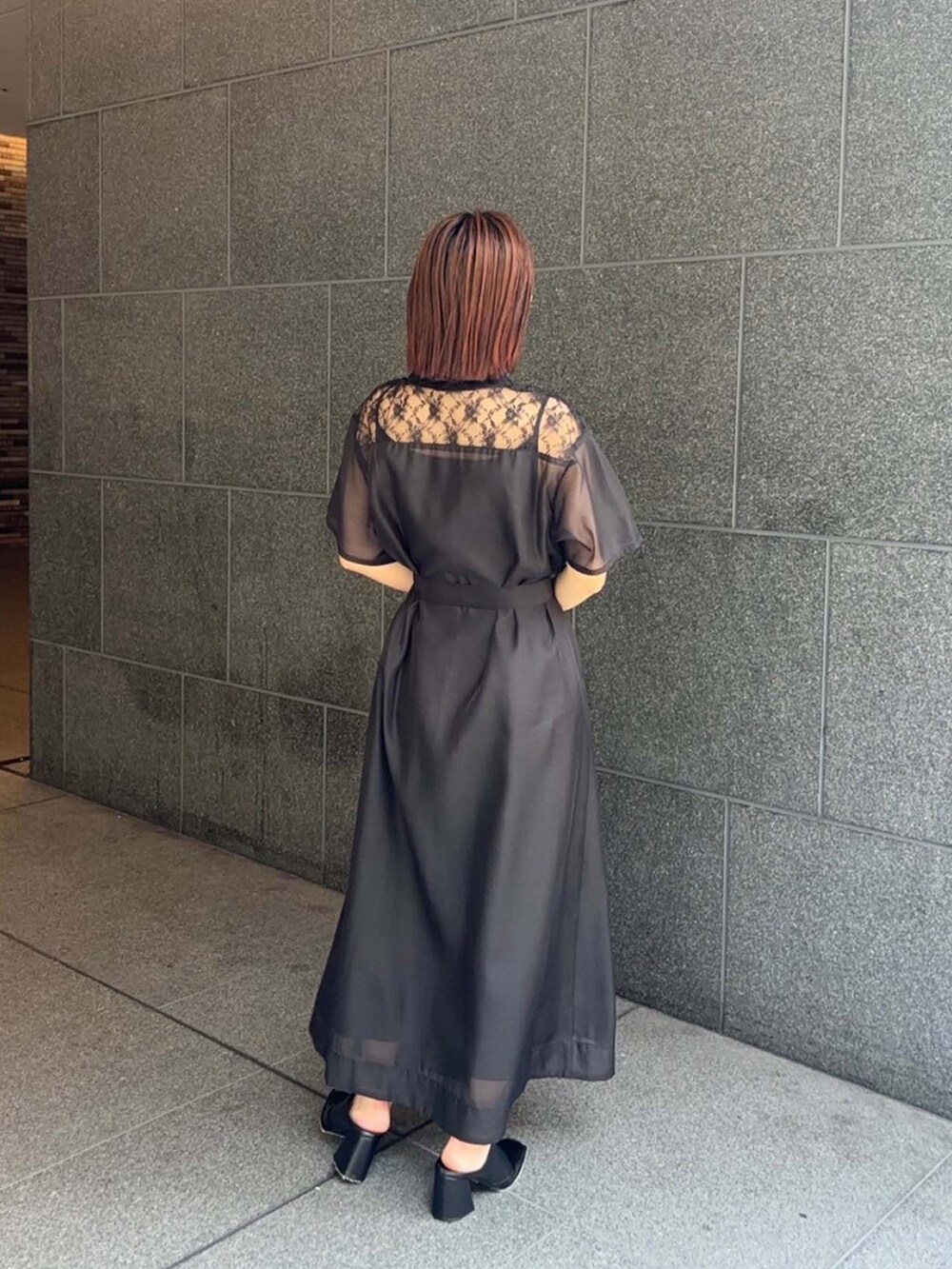 ブラック系のシャツワンピースを着用したレディースの夏コーディネートの3枚目の写真