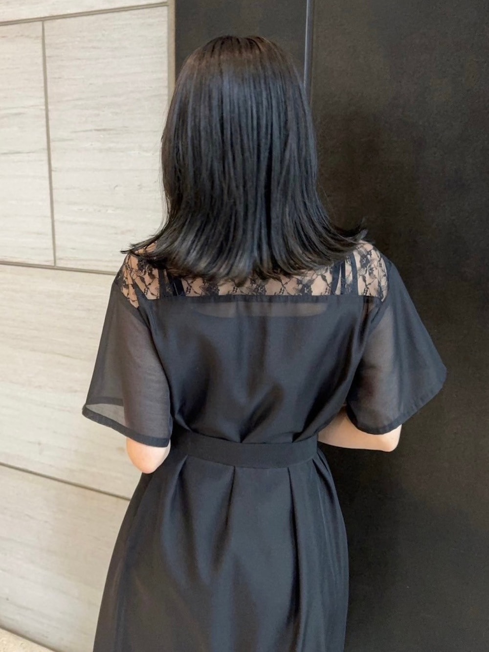 ブラック系のシャツワンピースを着用したレディースの春コーディネートの7枚目の写真