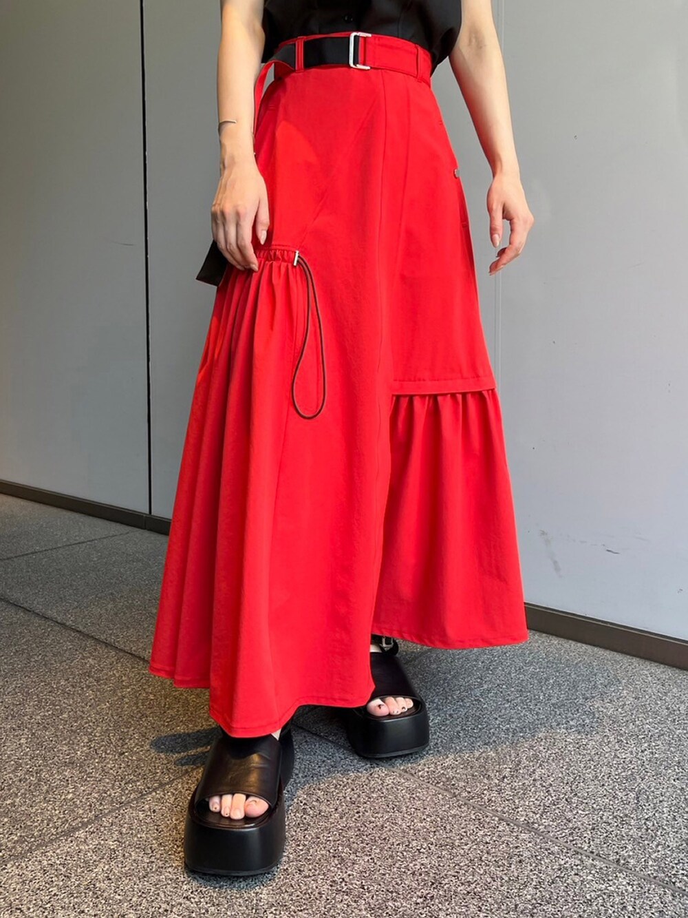 ブラック系のシャツ/ブラウス、レッド系のスカートを着用したレディースの夏コーディネートの3枚目の写真