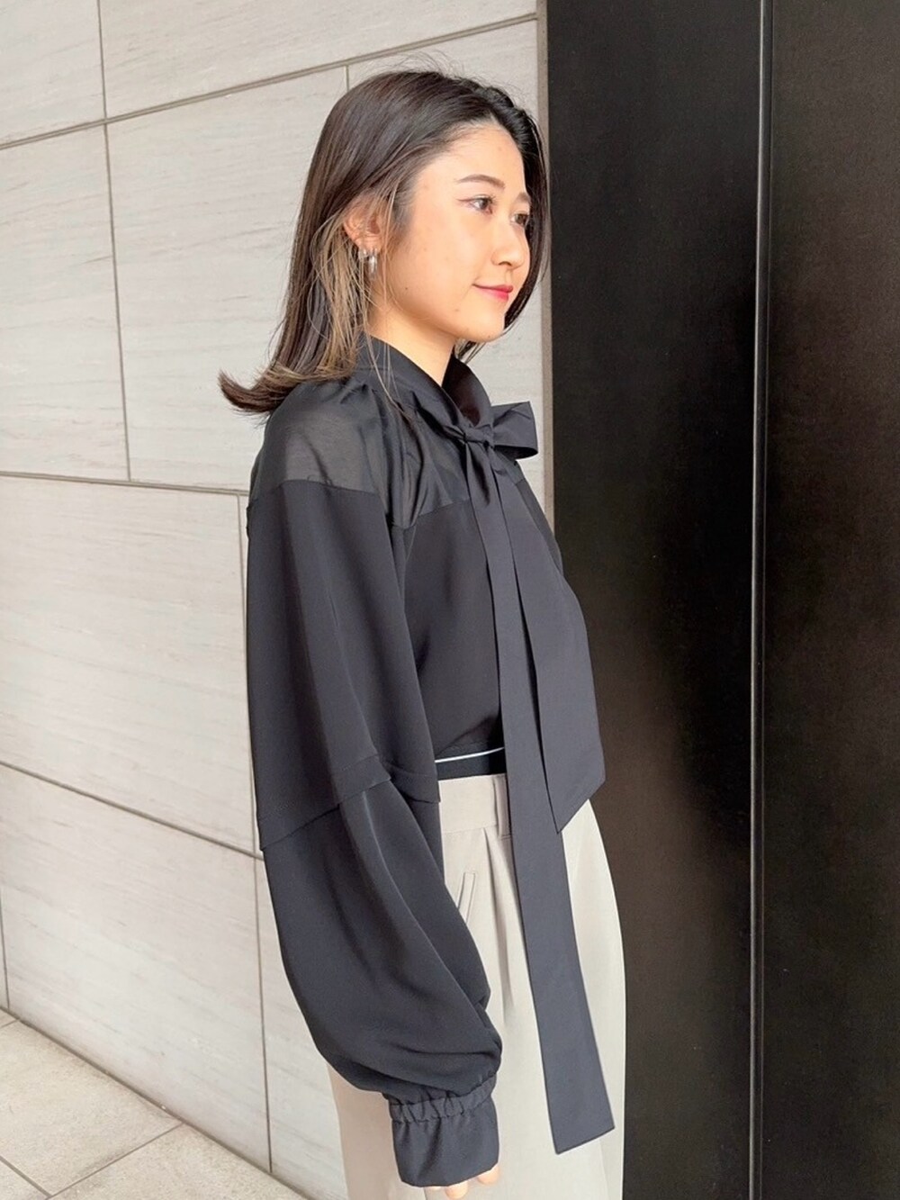 ブラック系のシャツ/ブラウス、ベージュ系のその他パンツを着用したレディースの春コーディネートの7枚目の写真