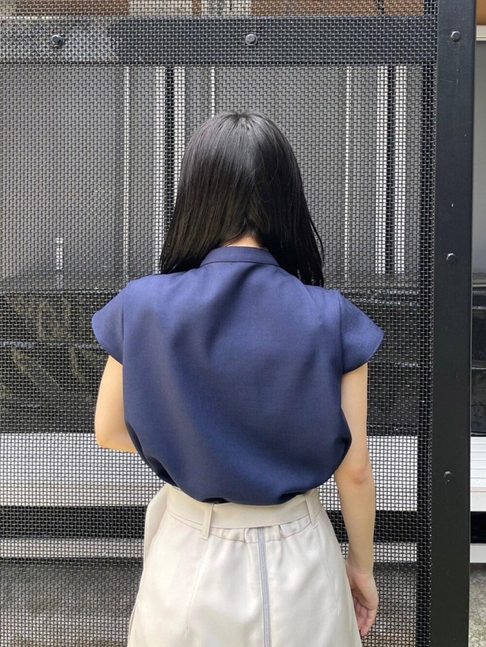 ブルー系のシャツ/ブラウス、ベージュ系のスカートを着用したレディースの春コーディネートの6枚目の写真