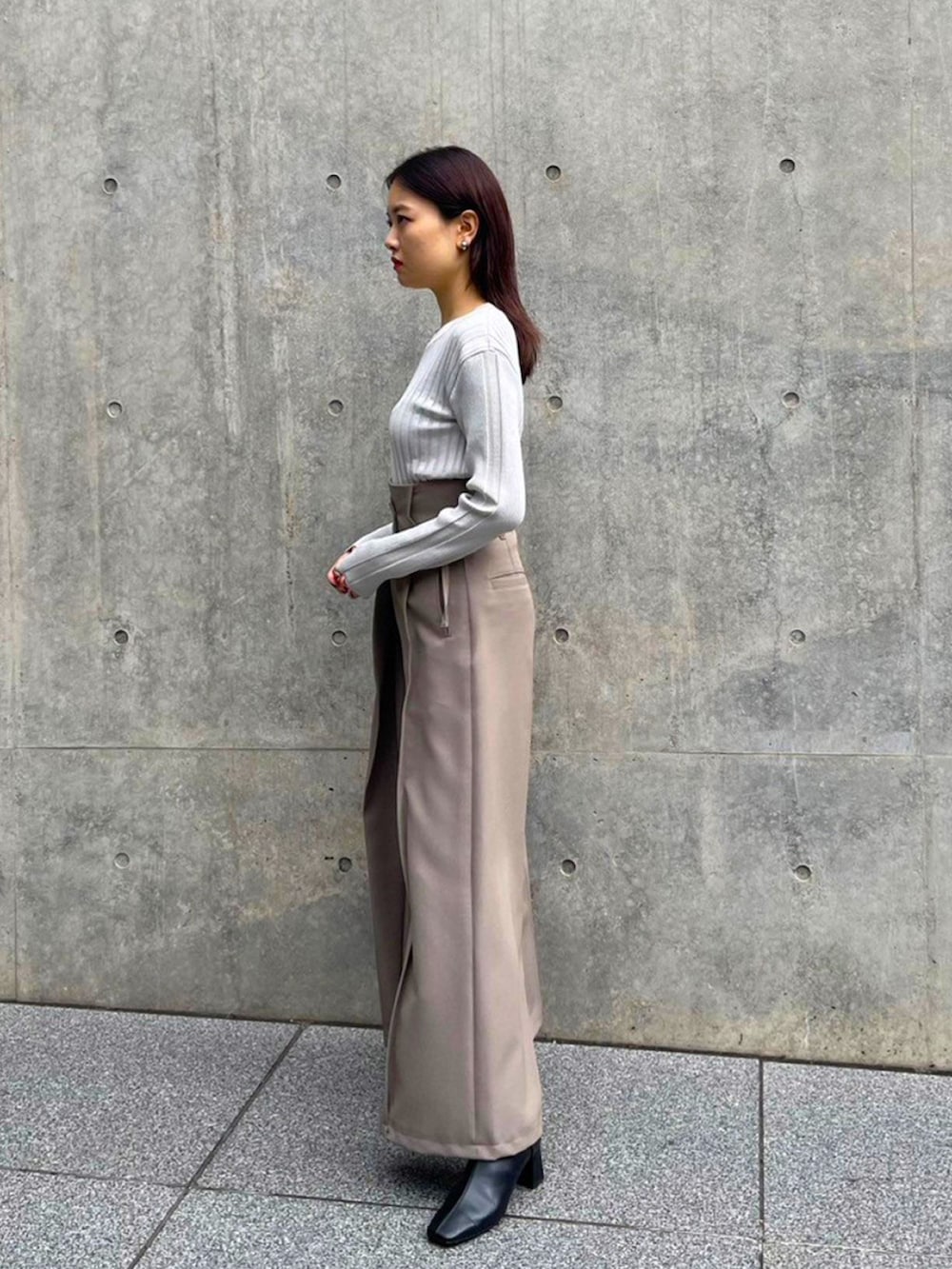 ホワイト系のニット/セーター、ベージュ系のその他パンツを着用したレディースの秋コーディネートの2枚目の写真