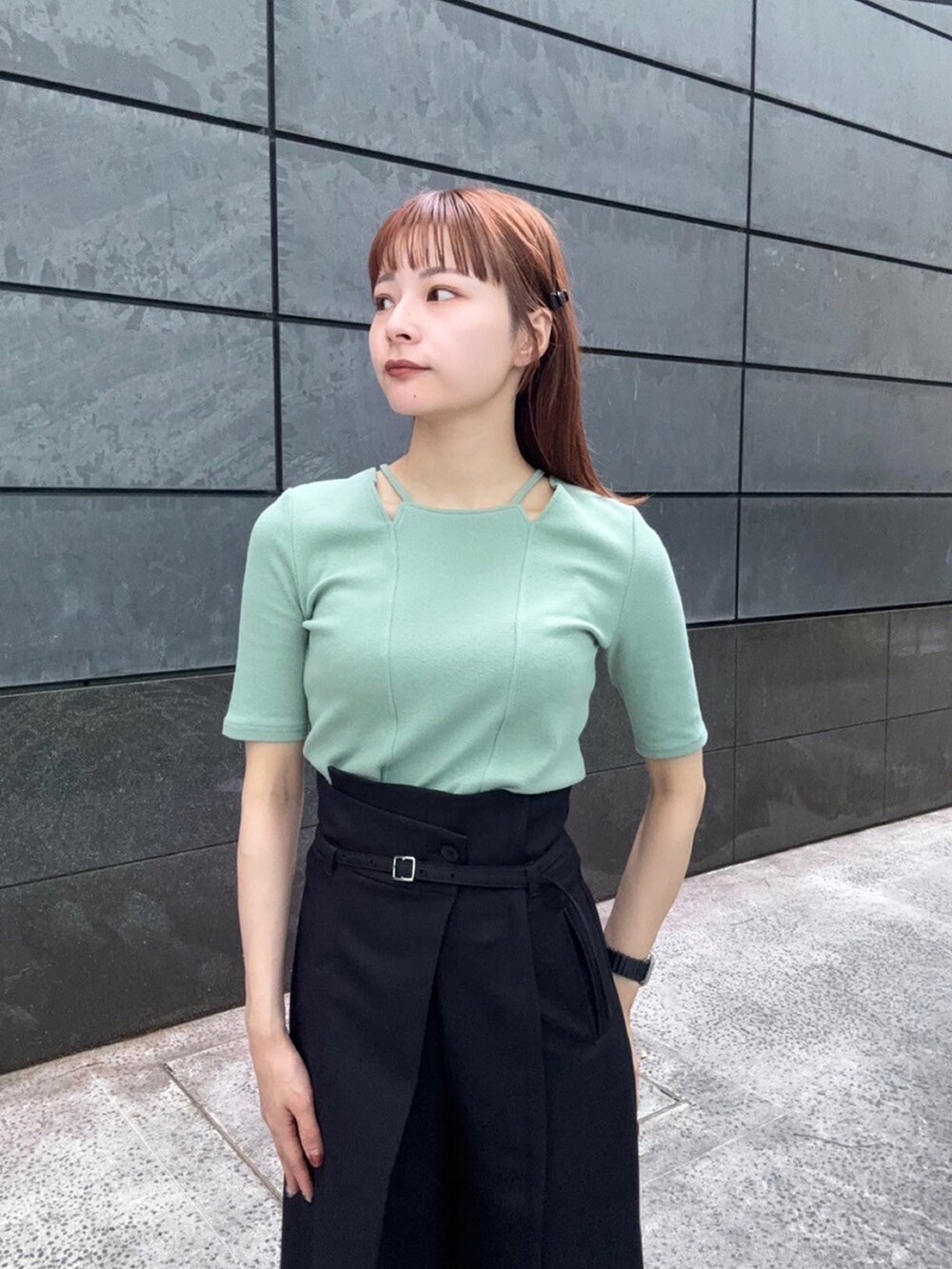 グリーン系のTシャツ/カットソー、ブラック系のスラックスを着用したレディースの夏コーディネートの4枚目の写真