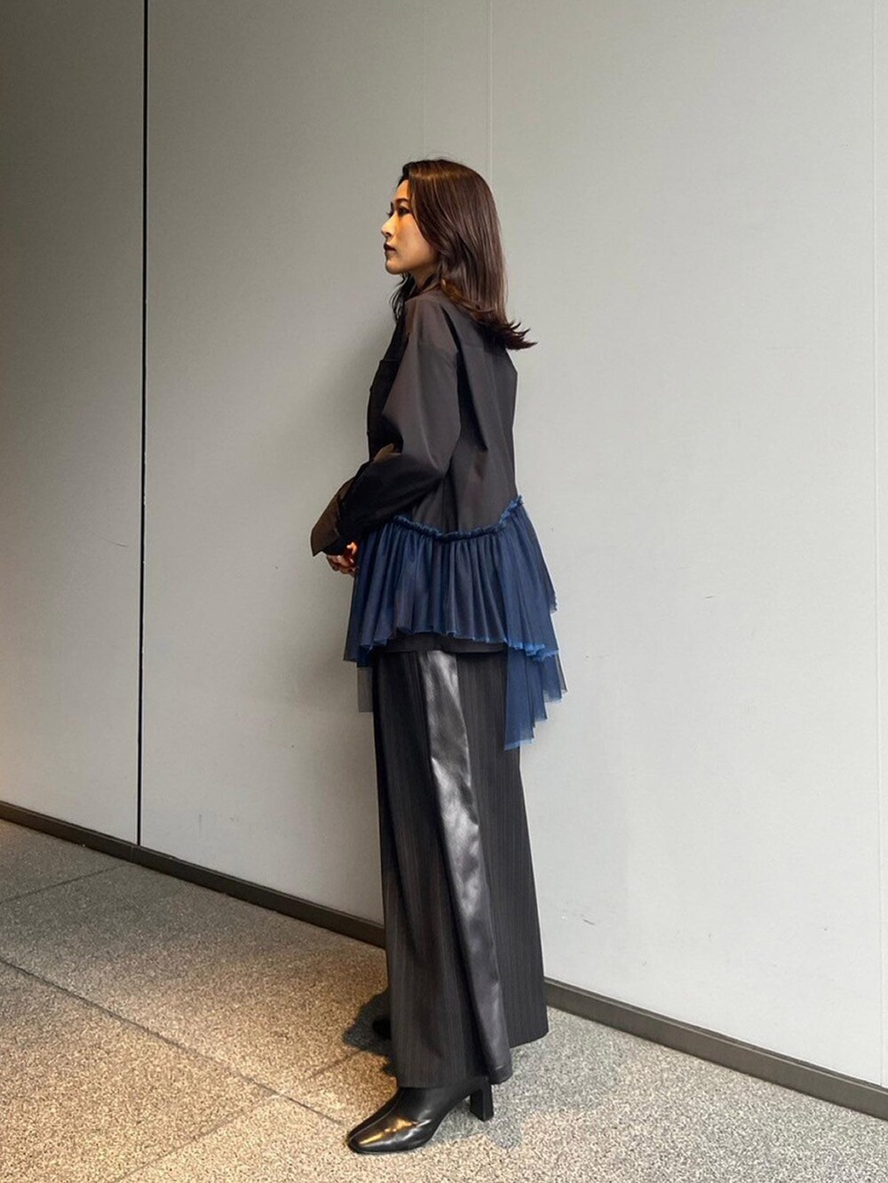 ブラック系のシャツ/ブラウス、ブラック系のその他パンツを着用したレディースの秋コーディネートの3枚目の写真