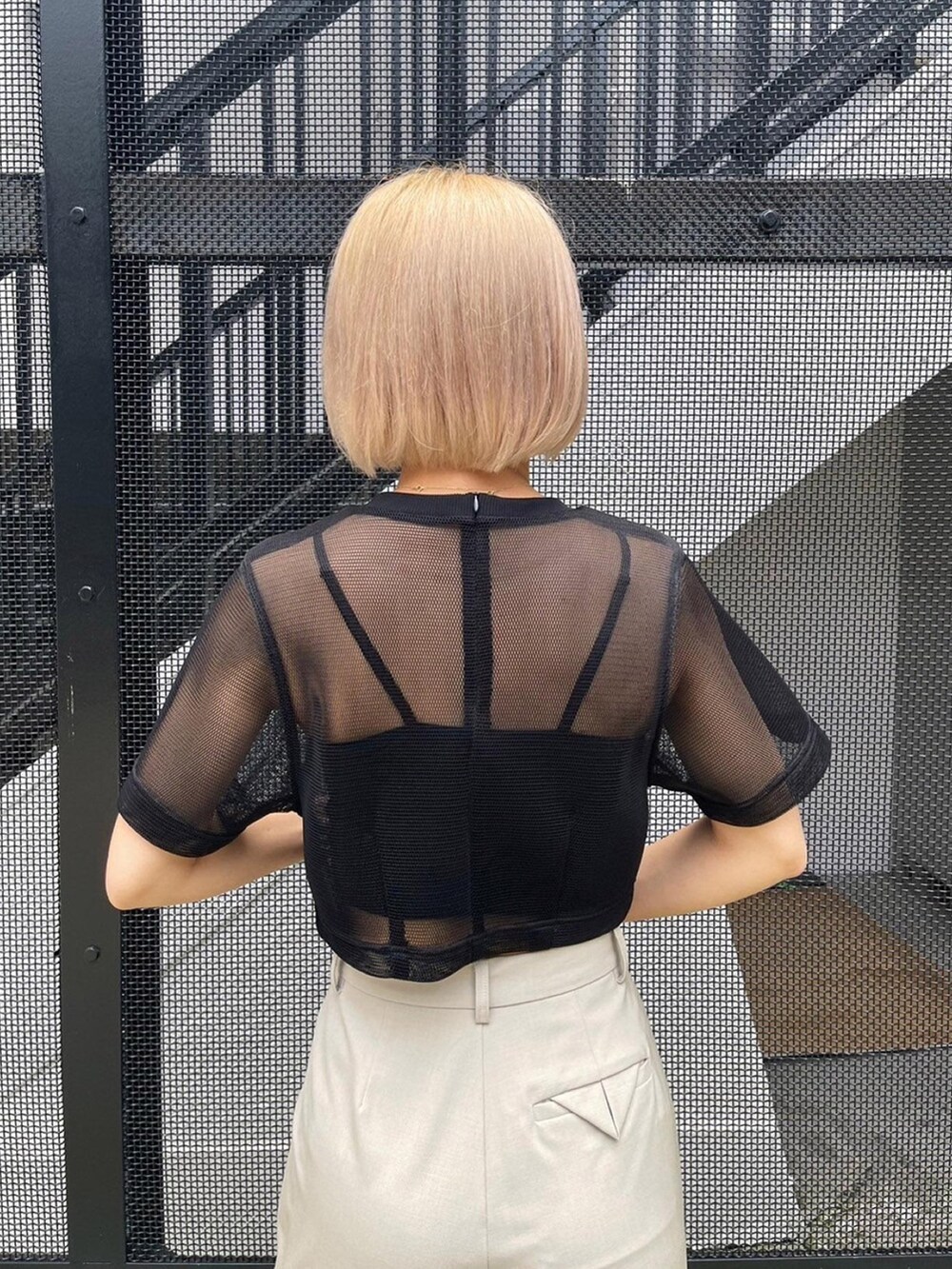 ブラック系のシャツ/ブラウス、ベージュ系のカーゴパンツを着用したレディースの春コーディネートの6枚目の写真