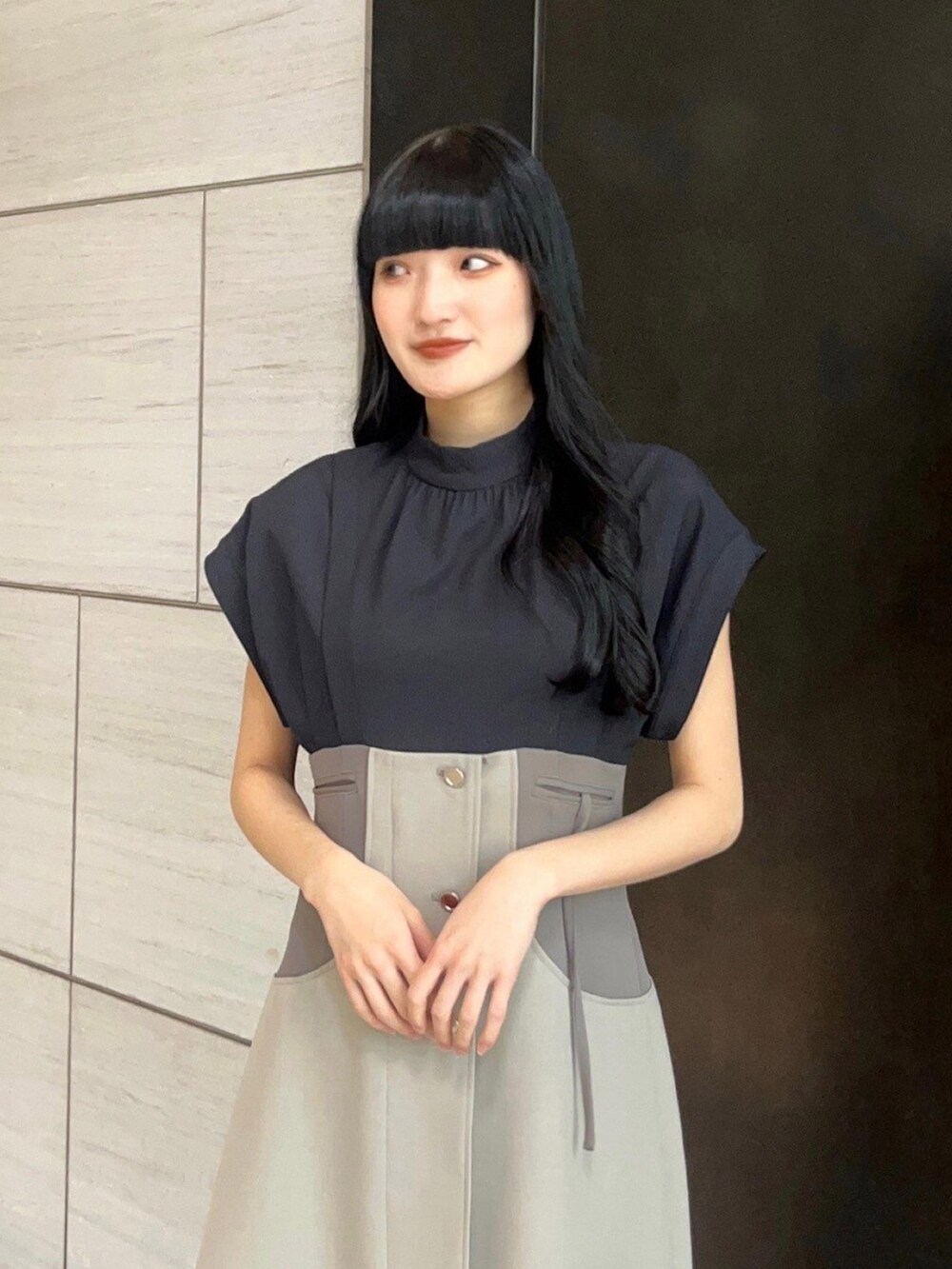 ブラック系のワンピースを着用したレディースの春コーディネートの5枚目の写真