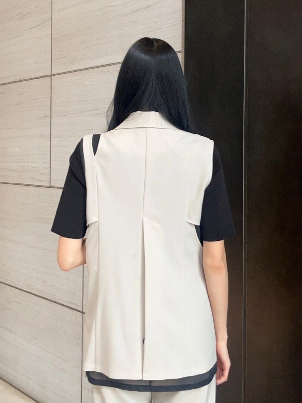 ベージュ系のベスト、ベージュ系のその他パンツを着用したレディースの春コーディネートの5枚目の写真