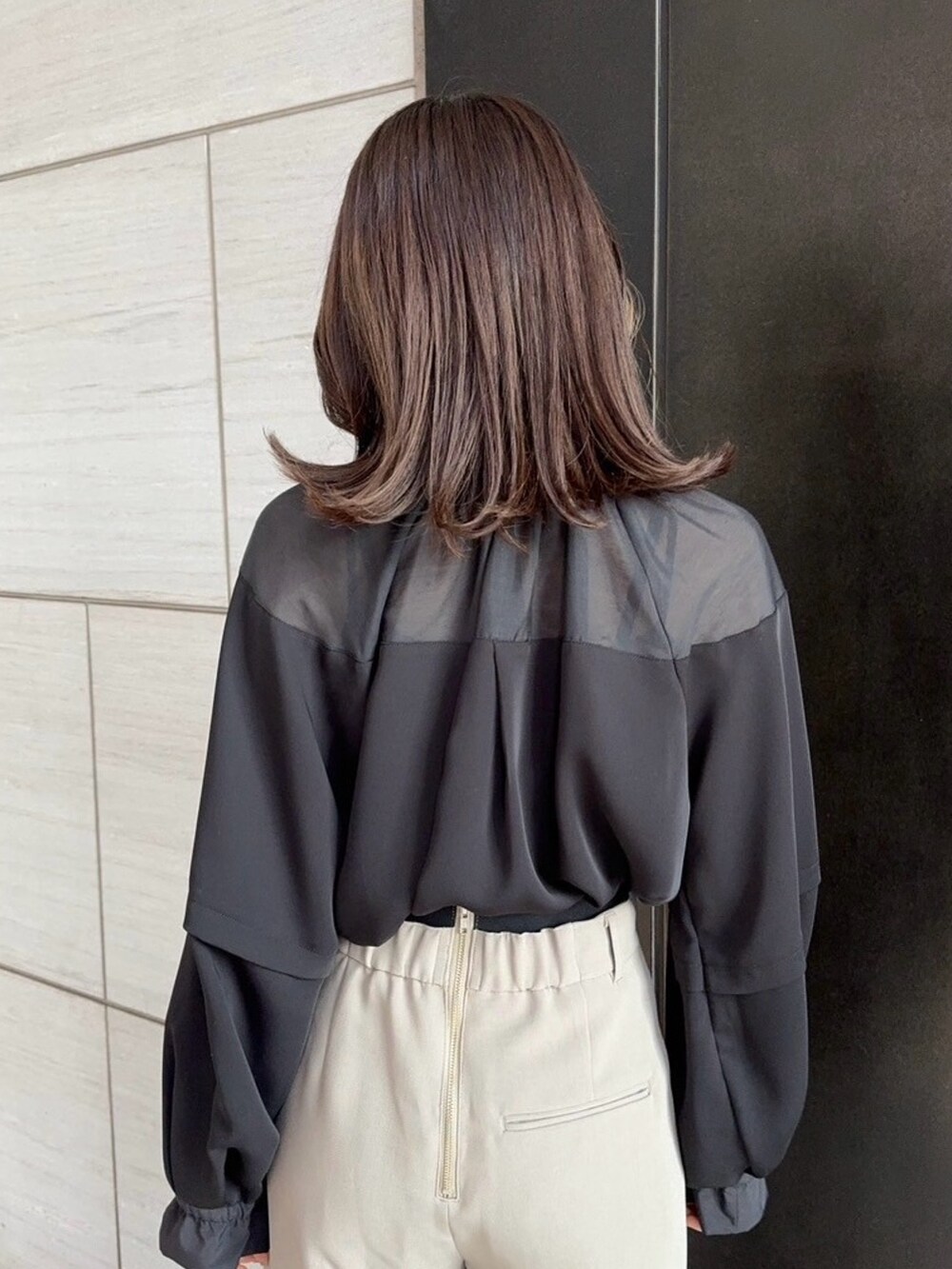 ブラック系のシャツ/ブラウス、ベージュ系のその他パンツを着用したレディースの春コーディネートの6枚目の写真