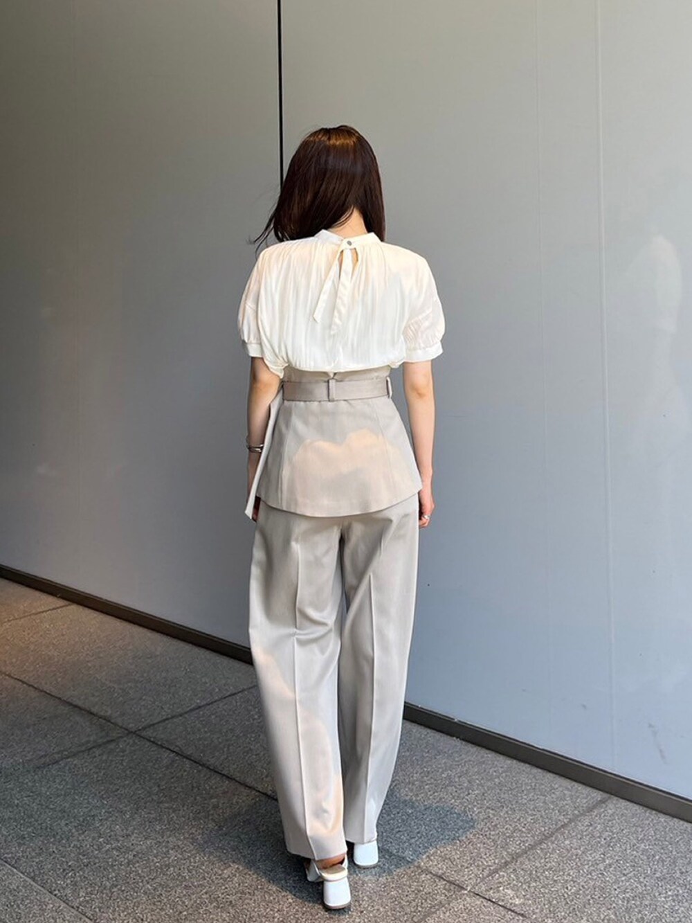 ベージュ系のシャツ/ブラウス、ベージュ系のその他パンツを着用したレディースの夏コーディネートの3枚目の写真