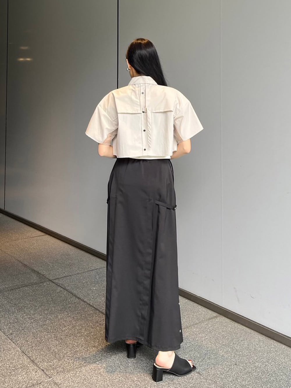 ブラック系のスカート、ホワイト系のシャツ/ブラウスを着用したレディースの夏コーディネートの3枚目の写真