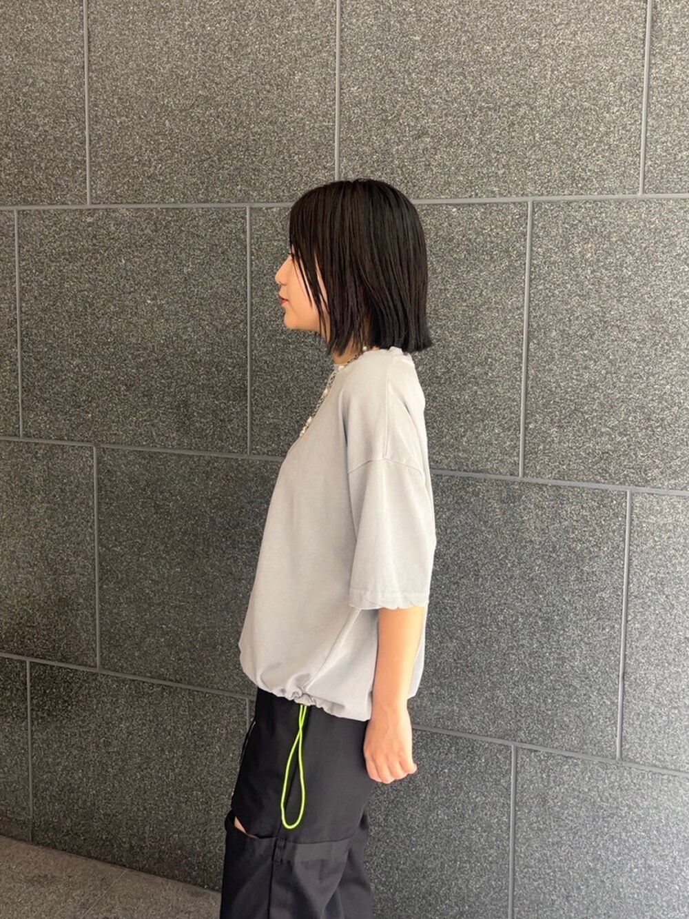 グレー系のTシャツ/カットソー、ブラック系のその他パンツを着用したレディースの夏コーディネートの5枚目の写真