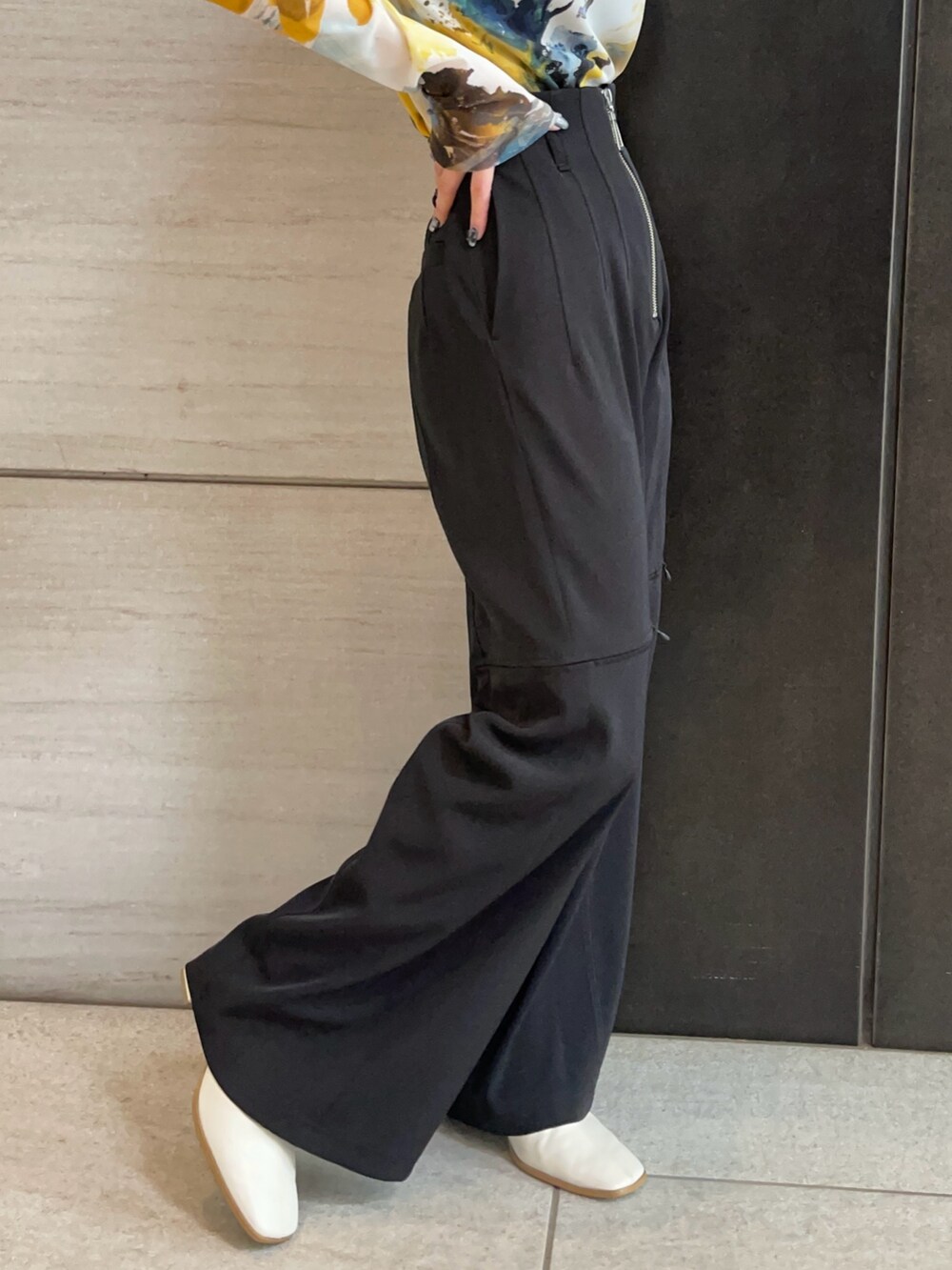 イエロー系のTシャツ/カットソー、ブラック系のその他パンツを着用したレディースの春コーディネートの4枚目の写真