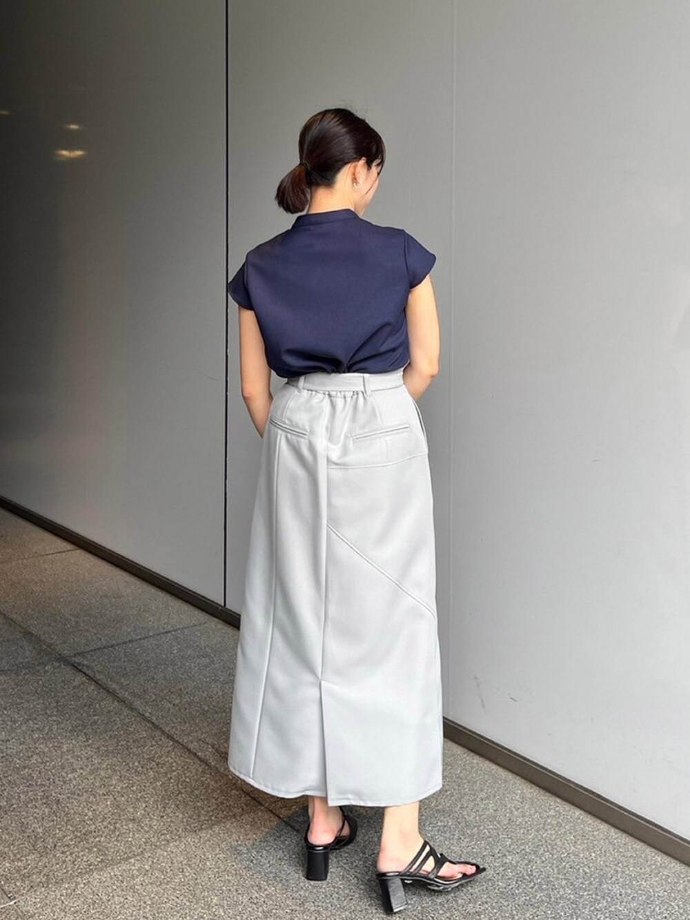 ブルー系のシャツ/ブラウス、グレー系のスカートを着用したレディースの夏コーディネートの3枚目の写真