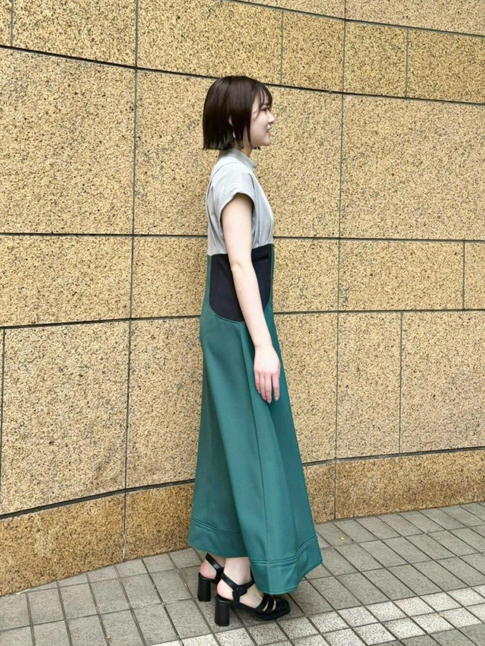 グリーン系のワンピースを着用したレディースの春コーディネートの4枚目の写真