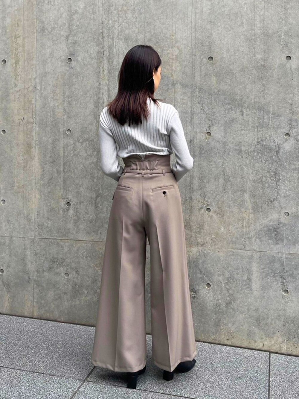 ホワイト系のニット/セーター、ベージュ系のその他パンツを着用したレディースの秋コーディネートの3枚目の写真