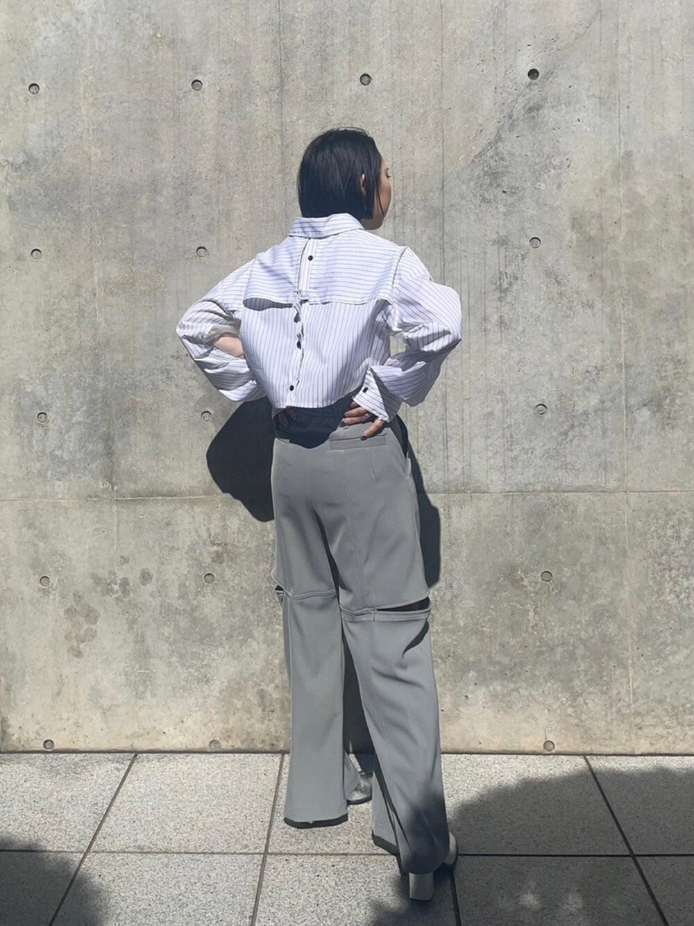 その他のシャツ/ブラウス、グレー系のその他パンツを着用したレディースの春コーディネートの4枚目の写真