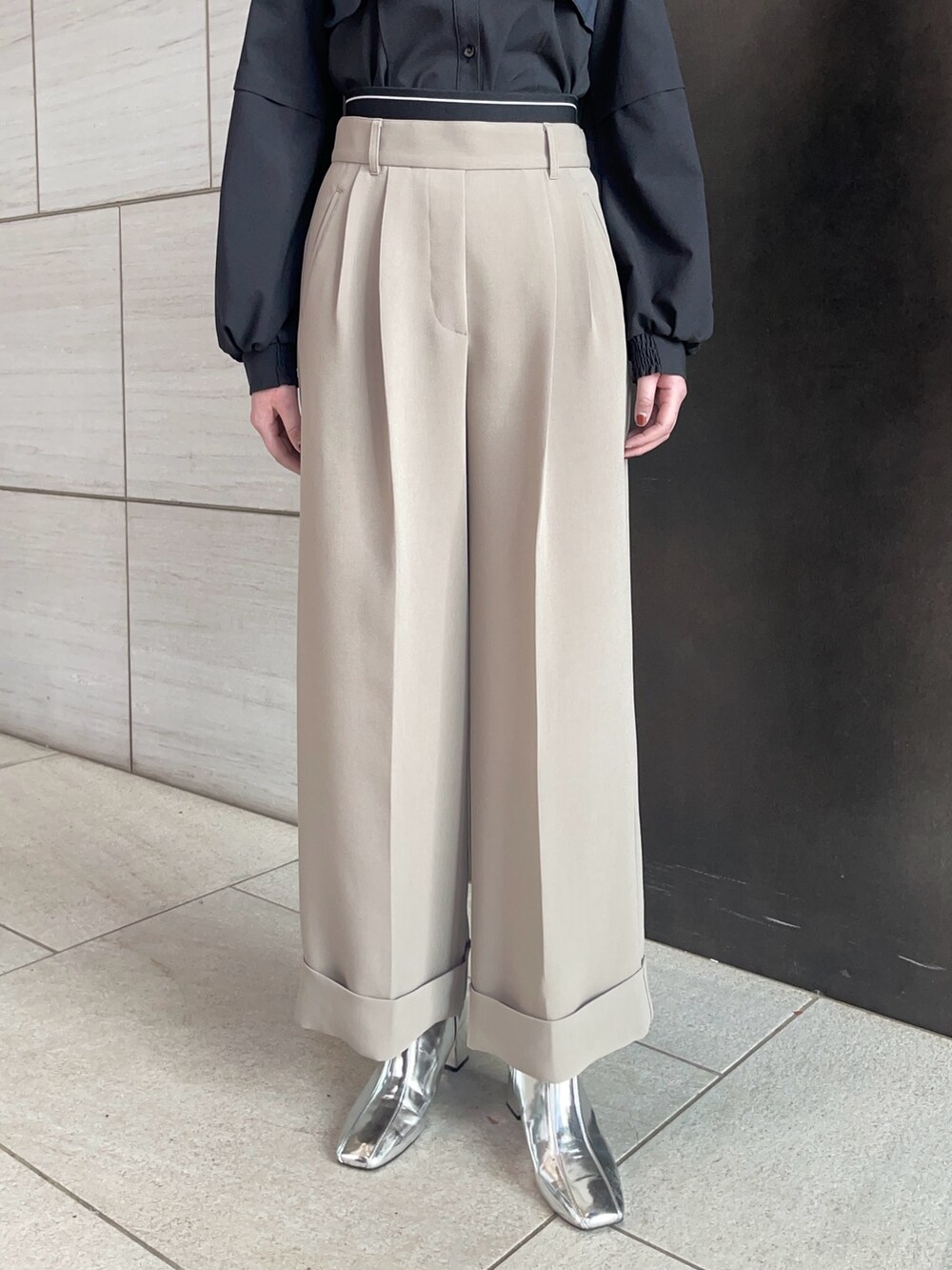 ブラック系のシャツ/ブラウス、ベージュ系のその他パンツを着用したレディースの春コーディネートの7枚目の写真