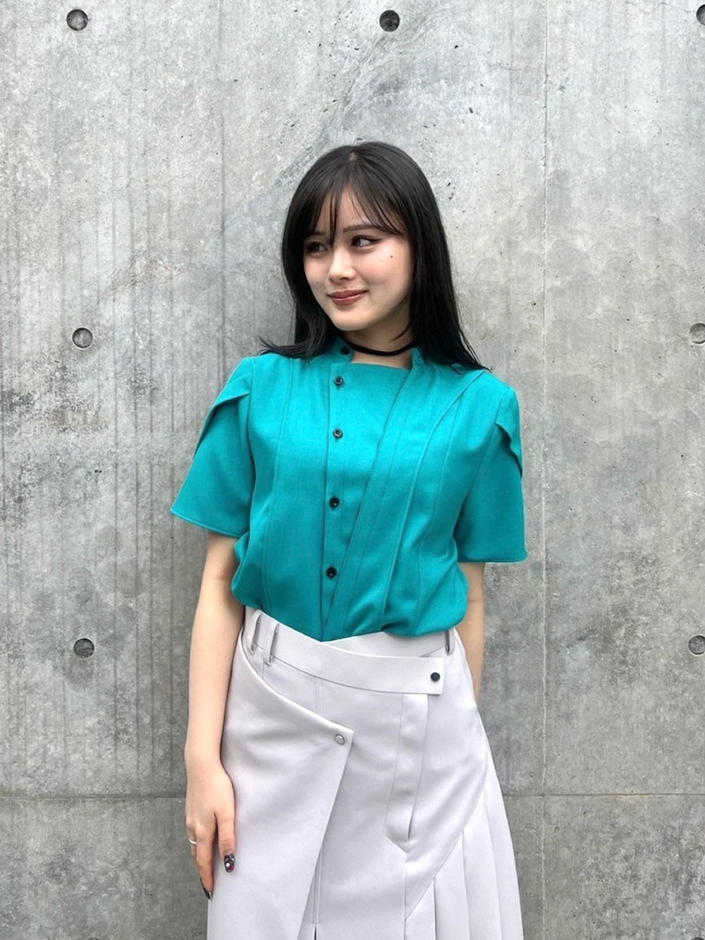 グリーン系のシャツ/ブラウス、ベージュ系のスカートを着用したレディースの春コーディネートの5枚目の写真