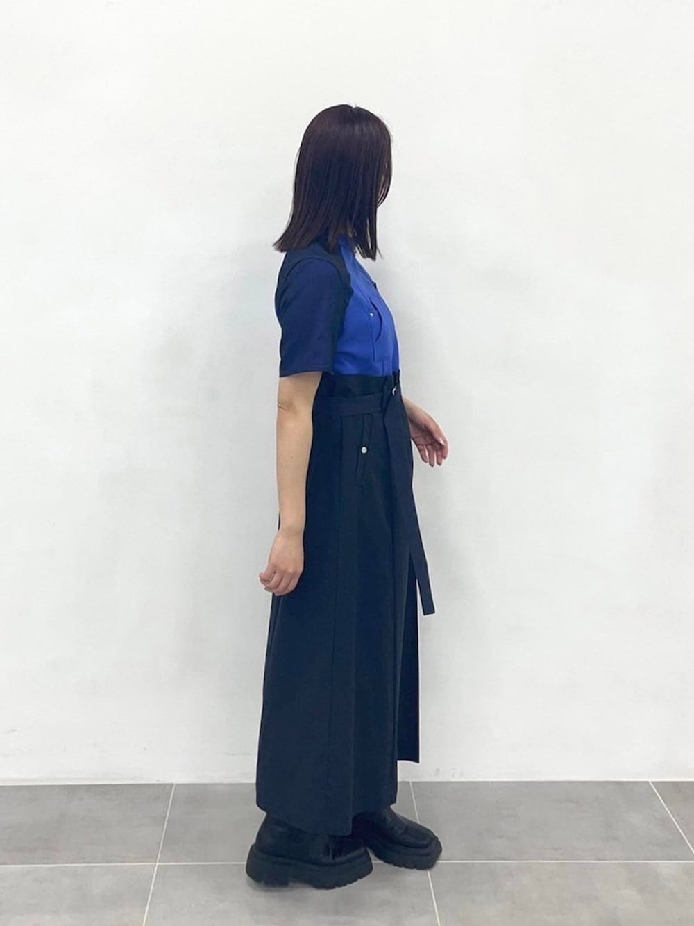 ブルー系のワンピースを着用したレディースの春コーディネートの4枚目の写真