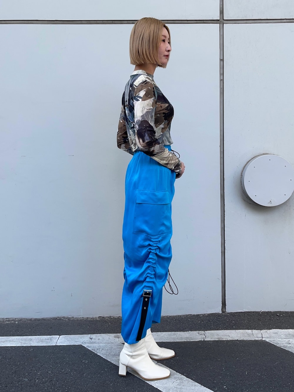 グレー系のTシャツ/カットソー、ブルー系のスカートを着用したレディースの春コーディネートの4枚目の写真