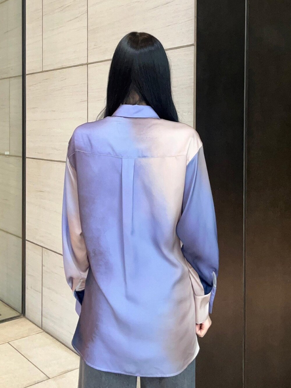 パープル系のシャツ/ブラウス、ブラック系のデニムパンツを着用したレディースの春コーディネートの6枚目の写真