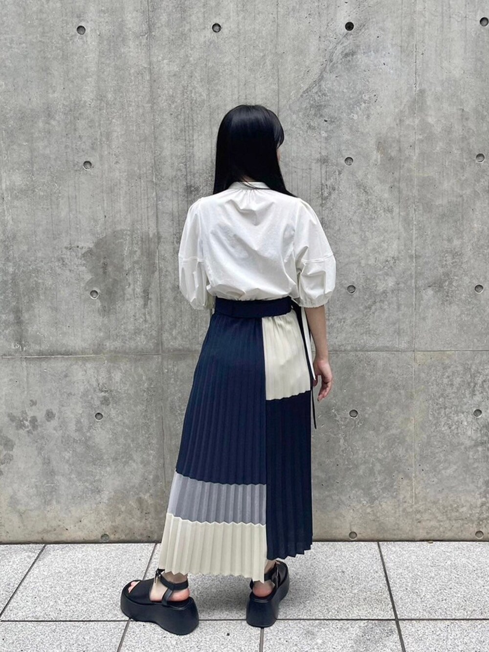 ホワイト系のシャツ/ブラウス、ブルー系のスカートを着用したレディースの春コーディネートの3枚目の写真