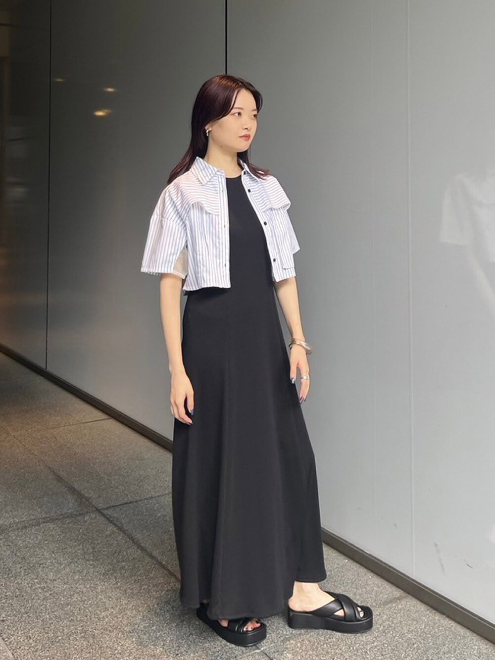 ブラック系のワンピース、その他のシャツ/ブラウスを着用したレディースの夏コーディネートの2枚目の写真