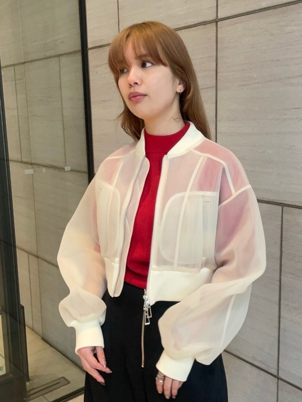 ベージュ系のブルゾンを着用したレディースの春コーディネートの4枚目の写真