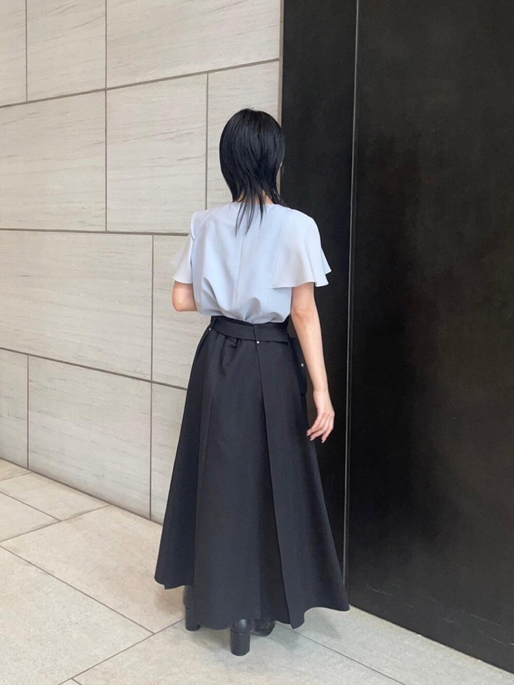 ブルー系のシャツ/ブラウス、ブラック系のスカートを着用したレディースの春コーディネートの3枚目の写真