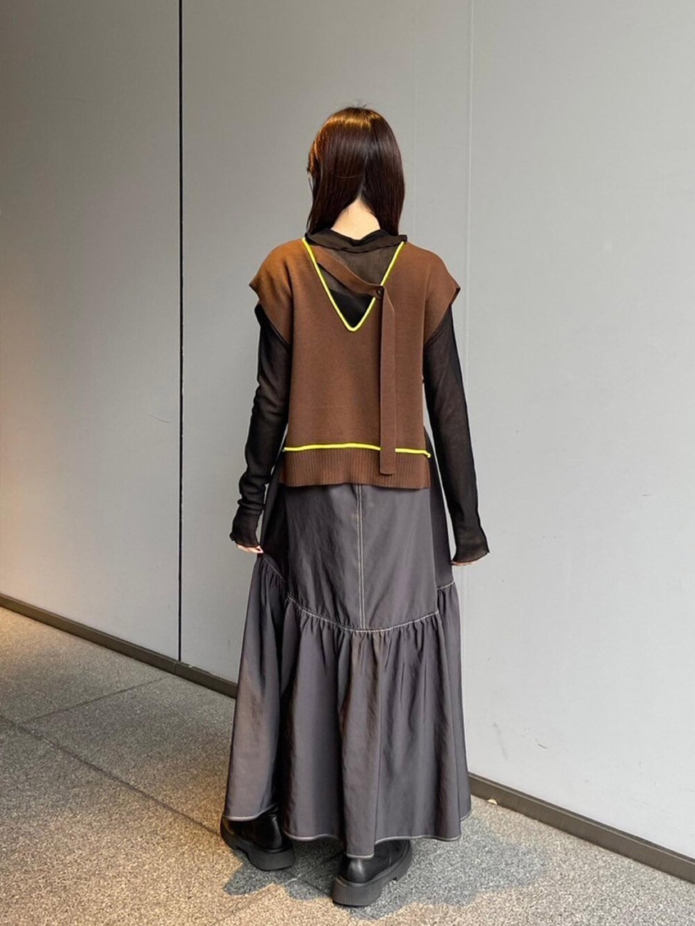 「UNITED TOKYOのフロントボタンシアーカットソー（Tシャツ/カットソー、ブラック系）」を使った、UNITED TOKYO STAFFさん（レディース・163cm）の秋コーディネートの3枚目の写真