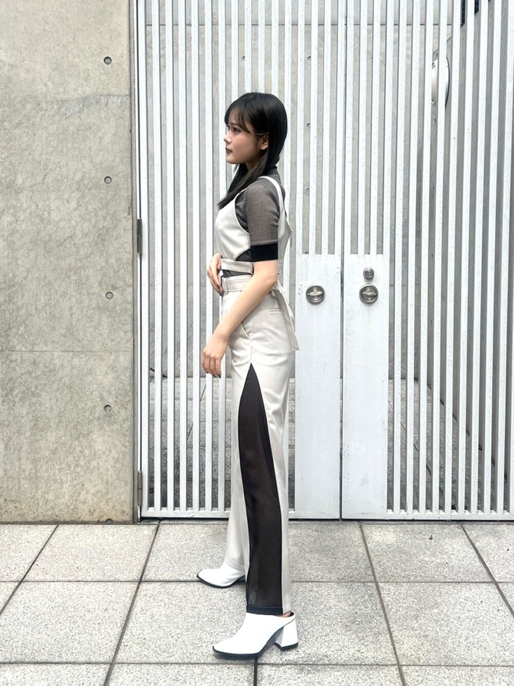 ゴールド系のニット/セーター、ベージュ系のベスト、ベージュ系のその他パンツを着用したレディースの春コーディネートの2枚目の写真