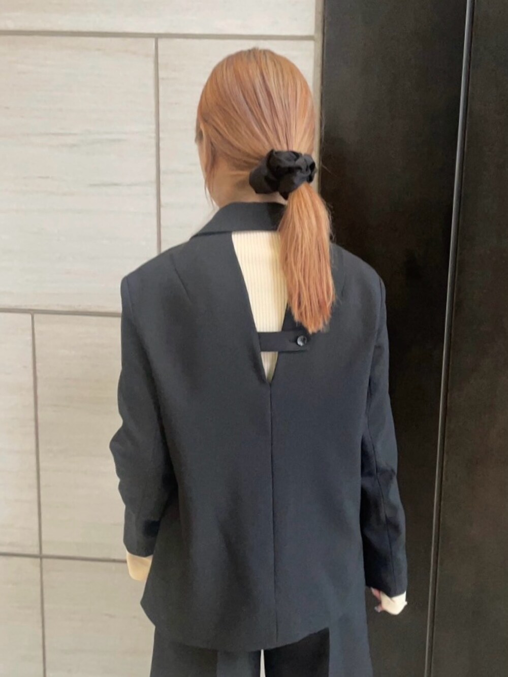 ブラック系のテーラードジャケット、ブラック系のその他パンツを着用したレディースの春コーディネートの6枚目の写真