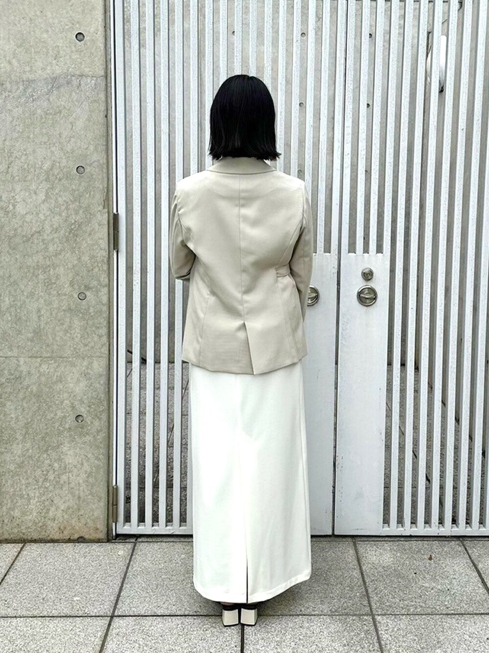 ベージュ系のセットアップを着用したレディースの春コーディネートの3枚目の写真