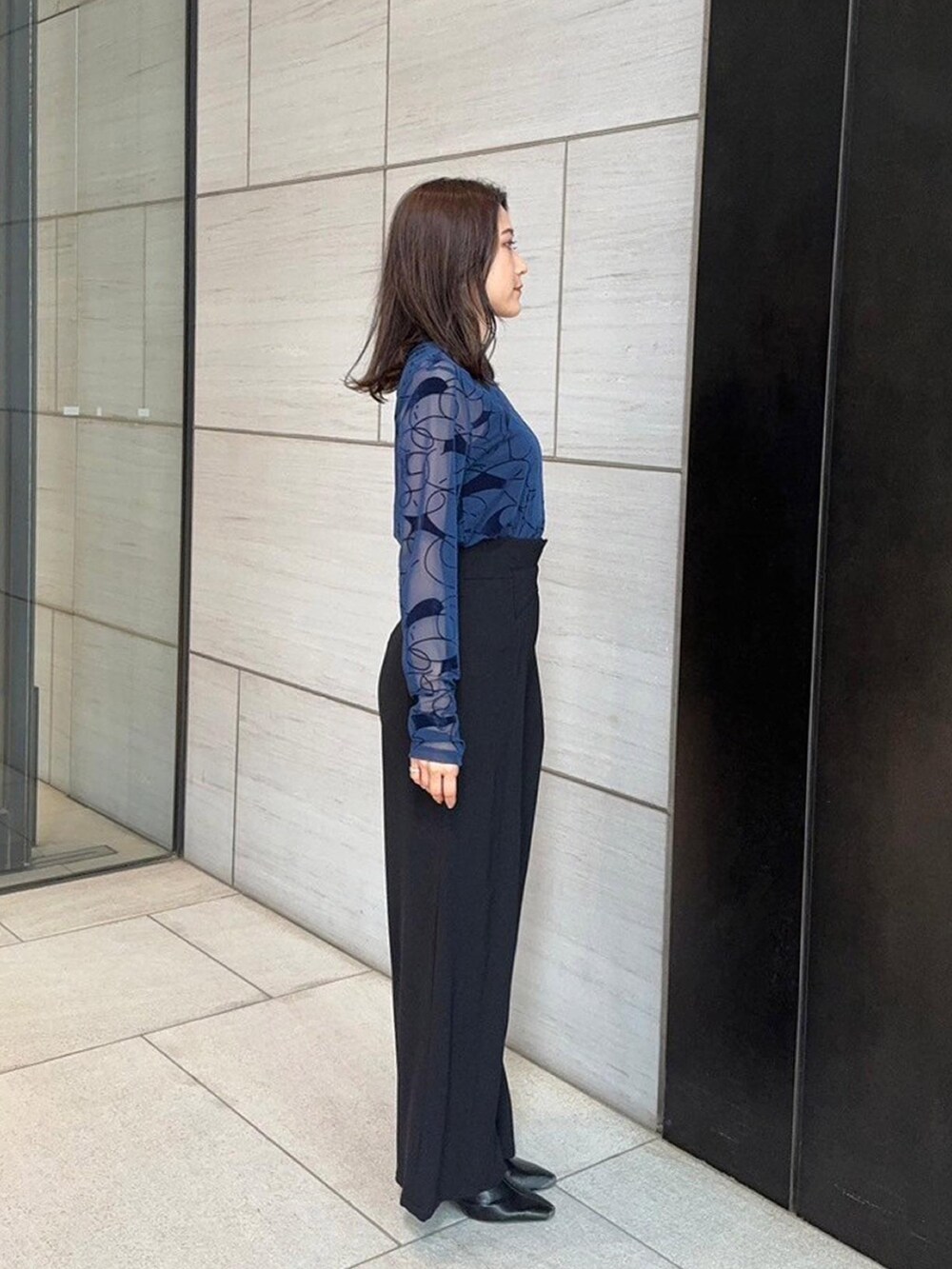 ブルー系のTシャツ/カットソー、ブラック系のスラックスを着用したレディースの春コーディネートの4枚目の写真