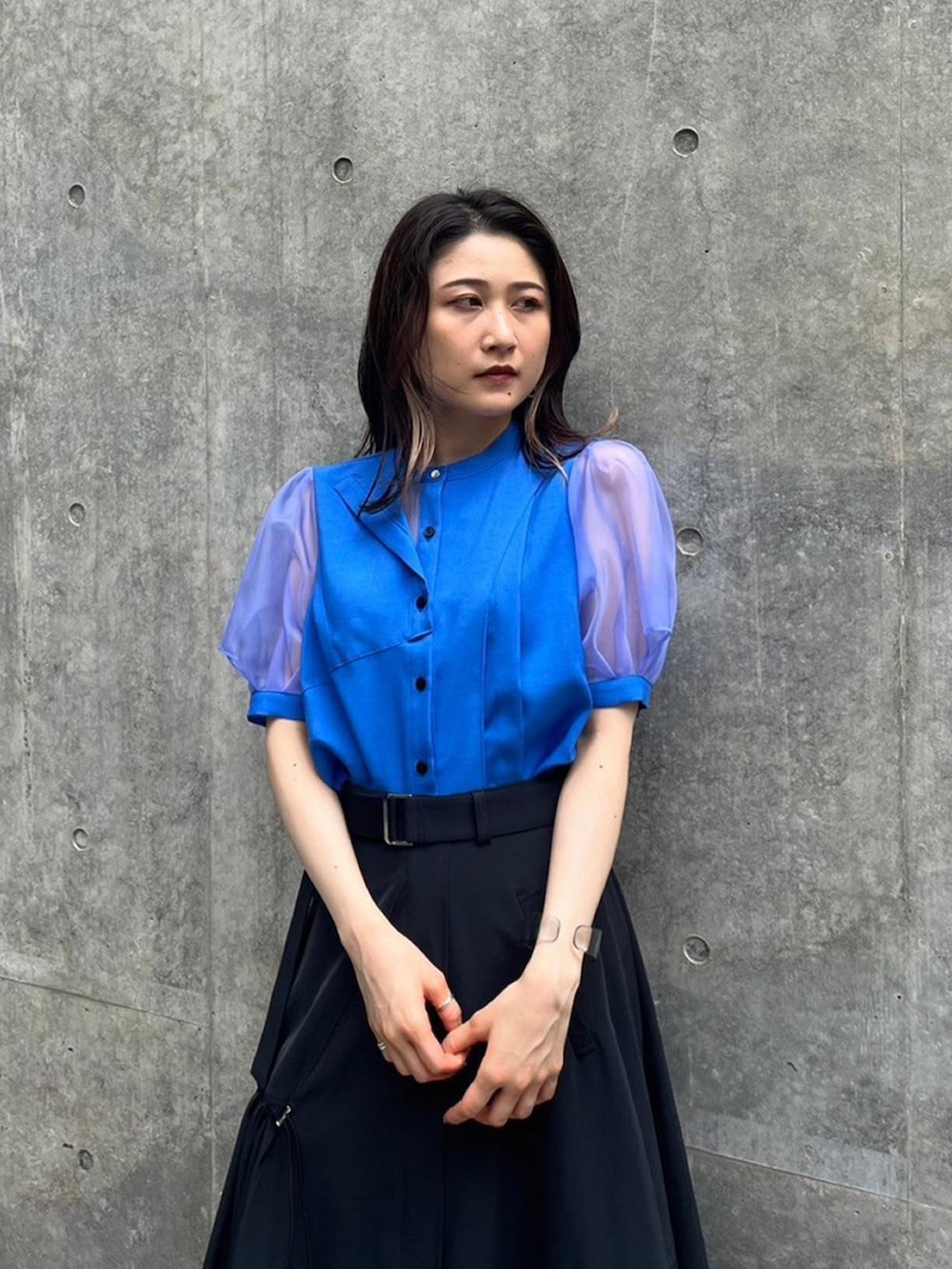 ブルー系のシャツ/ブラウス、ブラック系のスカートを着用したレディースの夏コーディネートの4枚目の写真