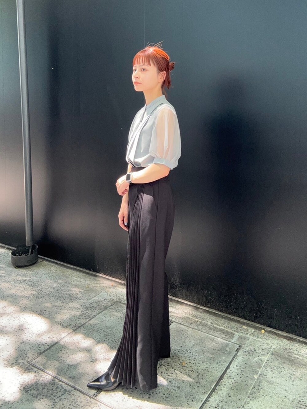 グレー系のシャツ/ブラウス、ブラック系のその他パンツを着用したレディースの夏コーディネートの3枚目の写真