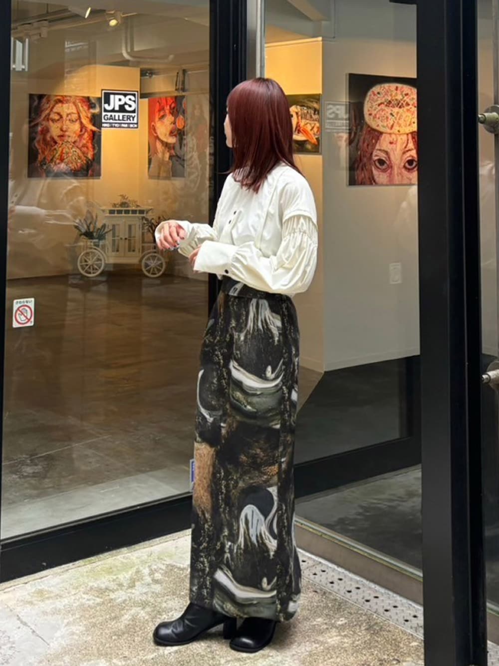 ホワイト系のシャツ/ブラウス、グリーン系のスカートを着用したレディースの秋コーディネートの2枚目の写真