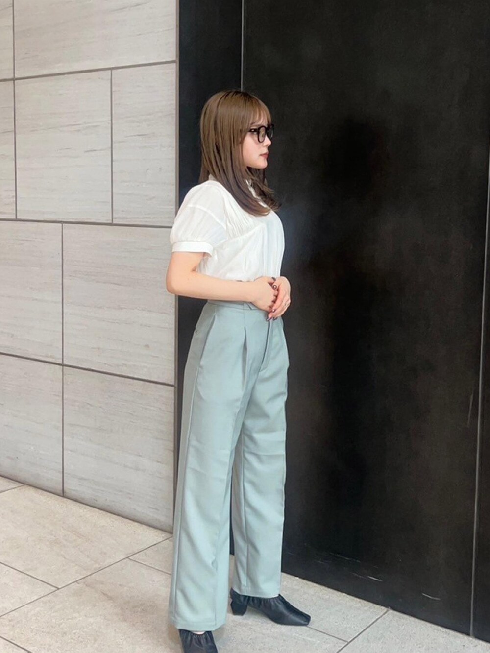 ベージュ系のシャツ/ブラウス、グリーン系のスラックスを着用したレディースの春コーディネートの4枚目の写真