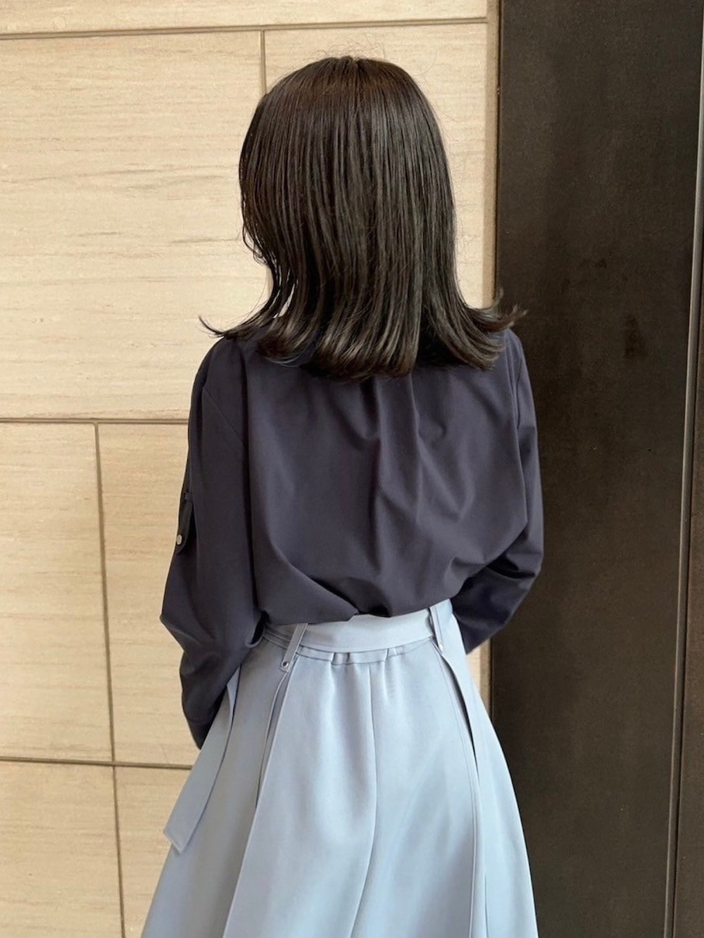 ブルー系のシャツ/ブラウス、ブルー系のスカートを着用したレディースの春コーディネートの6枚目の写真