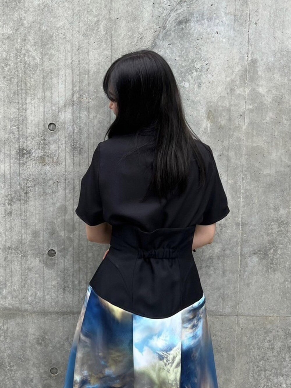 ブラック系のシャツ/ブラウス、その他のスカートを着用したレディースの春コーディネートの5枚目の写真