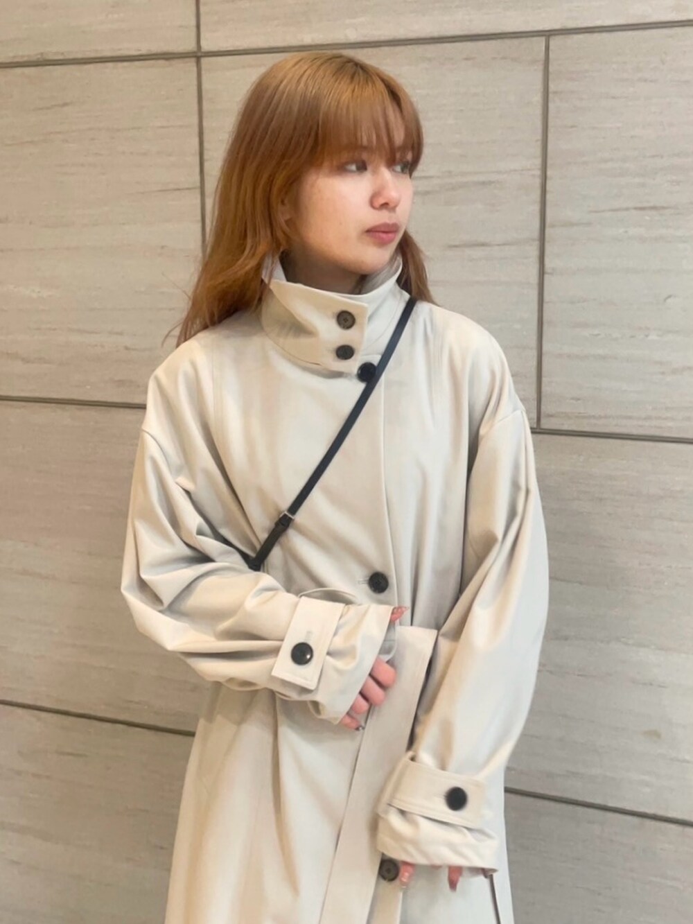 「UNITED TOKYOのスタンドカラーロングコート（トレンチコート、ベージュ系）」を使った、UNITED TOKYO STAFFさん（レディース・164cm）の春コーディネートの4枚目の写真