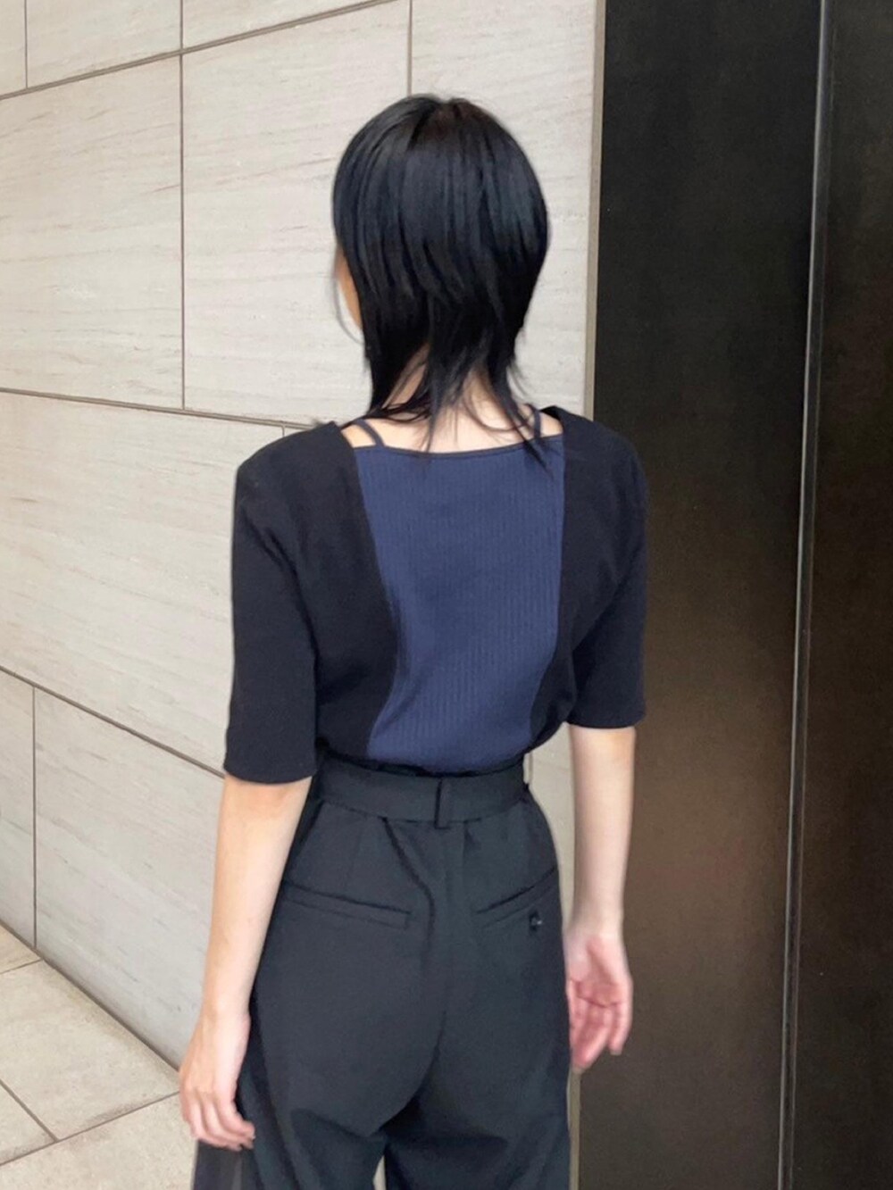 ブラック系のその他パンツを着用したレディースの春コーディネートの6枚目の写真