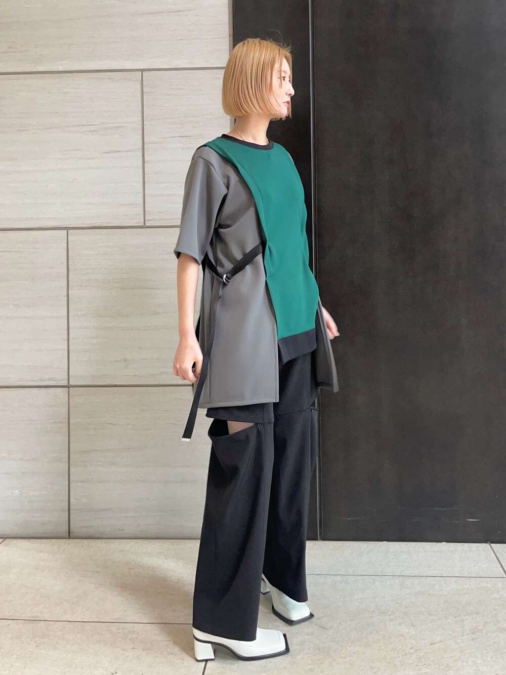 グリーン系のTシャツ/カットソーを着用したレディースの春コーディネートの2枚目の写真