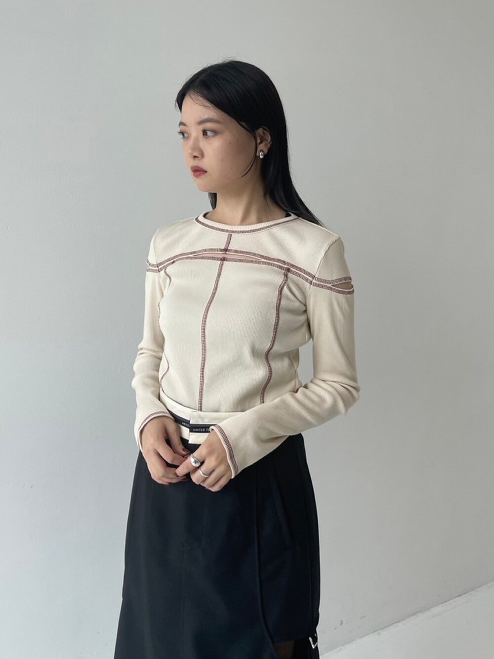 「UNITED TOKYOのカットアウトテレコトップス（Tシャツ/カットソー、ベージュ系）」を使った、UNITED TOKYO STAFFさん（レディース・163cm）の秋コーディネートの4枚目の写真