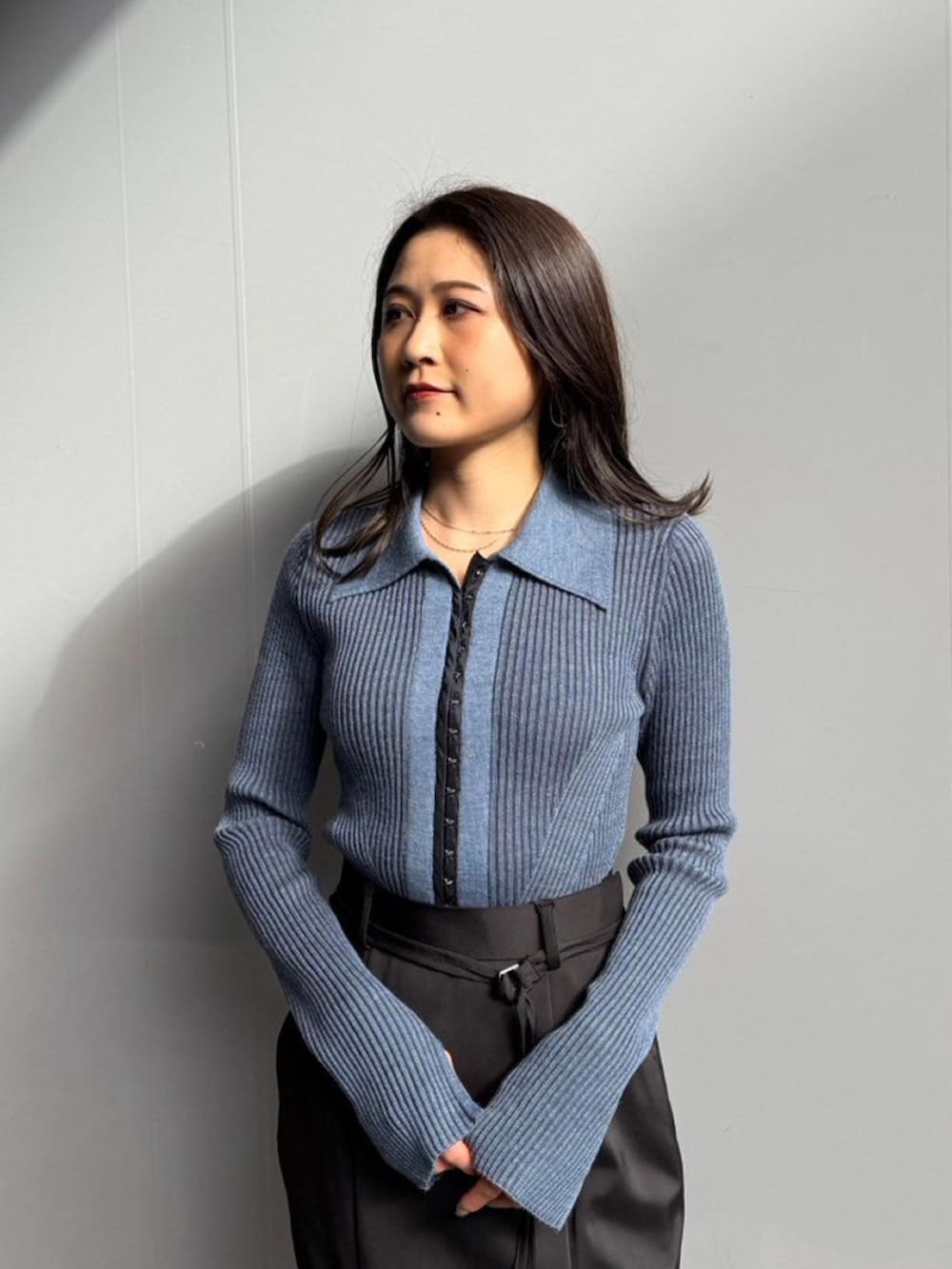 「UNITED TOKYOのフックデザインカーデトップス（ニット/セーター、ブルー系）」を使った、UNITED TOKYO STAFFさん（レディース・158cm）の秋コーディネートの4枚目の写真