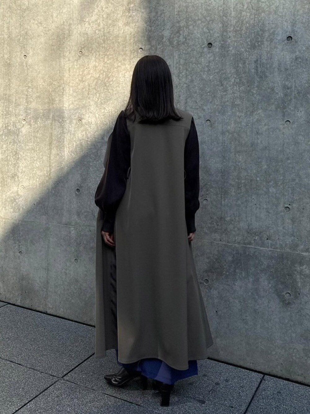 ベージュ系のワンピース、ブラウン系のシャツ/ブラウス、ブルー系のその他パンツを着用したレディースの秋コーディネートの3枚目の写真