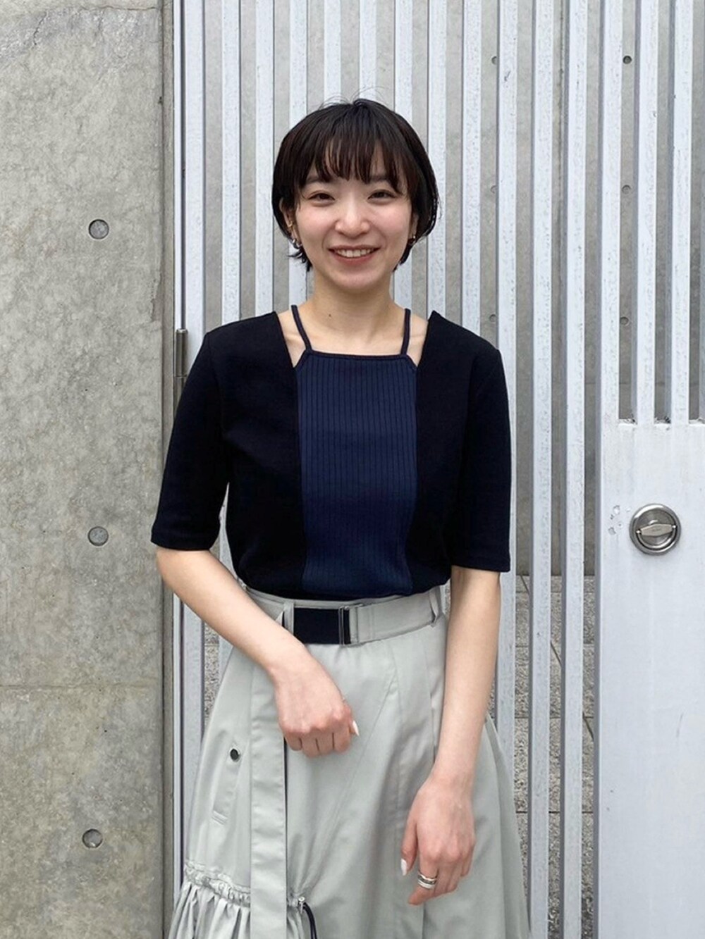 ブラック系のTシャツ/カットソーを着用したレディースの春コーディネートの5枚目の写真