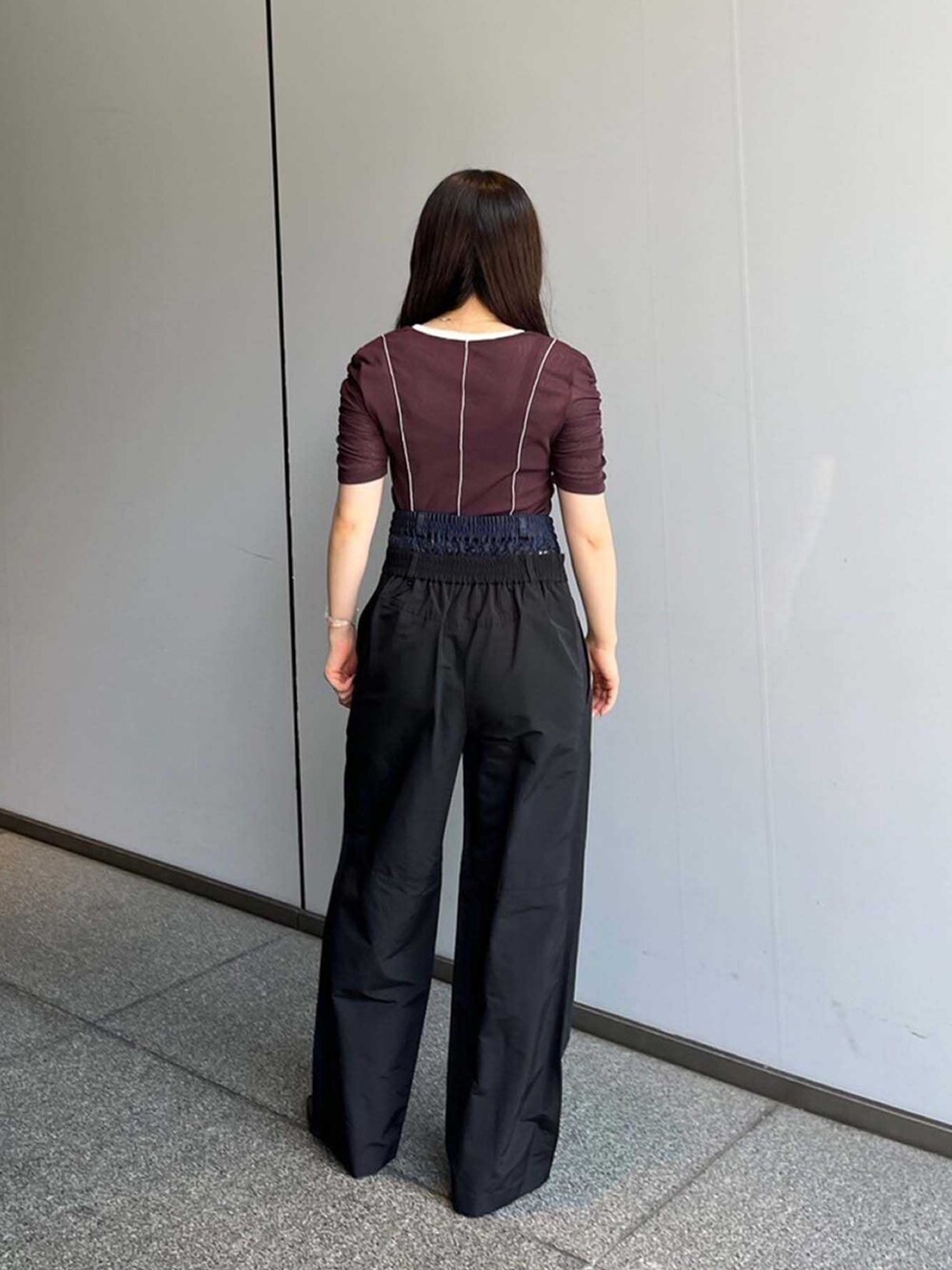 ブラウン系のTシャツ/カットソー、ブラック系のその他パンツを着用したレディースの夏コーディネートの4枚目の写真