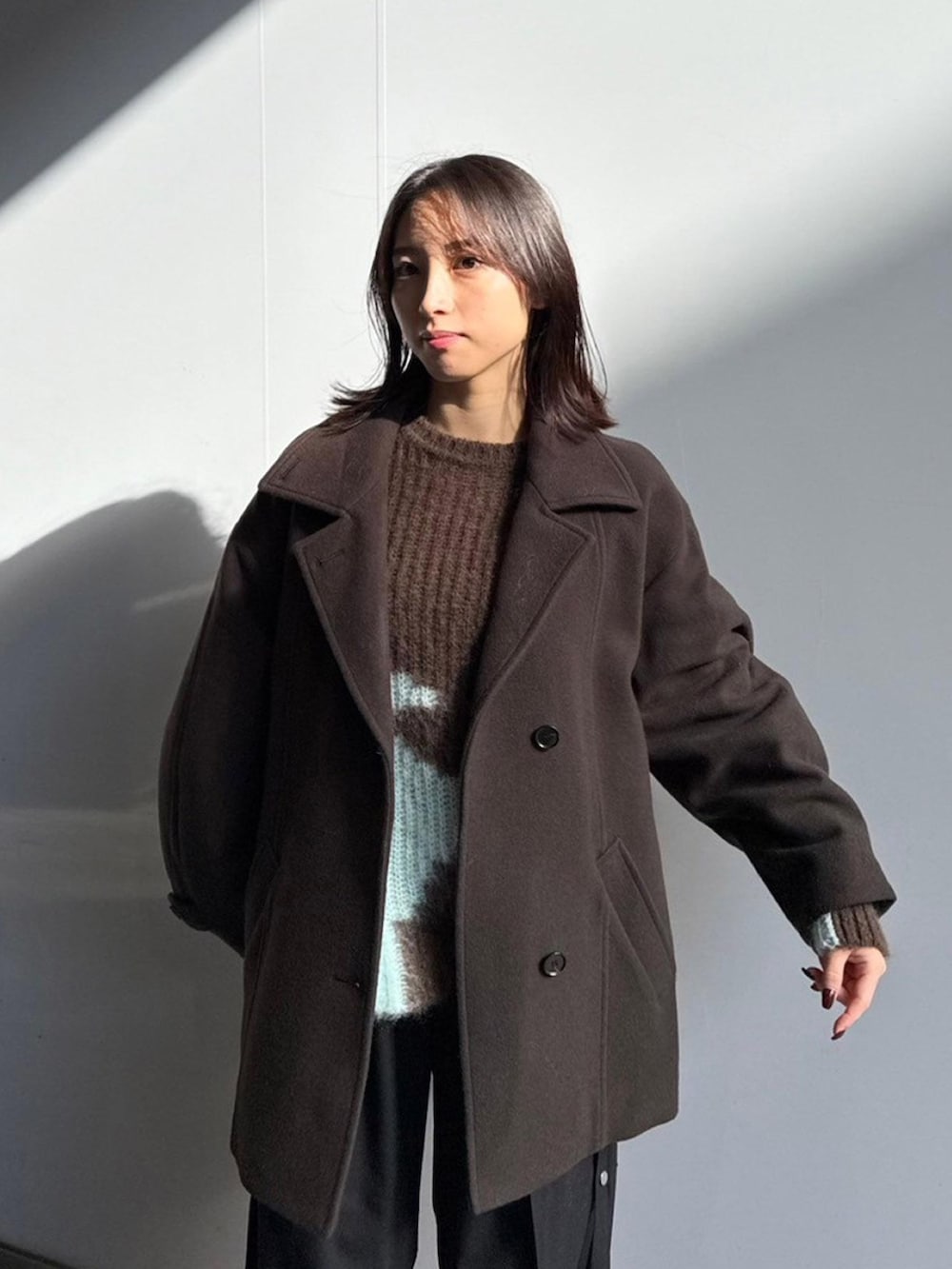 ブラウン系のその他アウターを着用したレディースの秋コーディネートの4枚目の写真